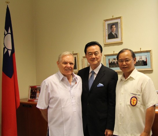 台灣天主教靈醫會訪團團長傅立吉神父（左）、副團長韓國乾修士（右）與王豫元大使（中）在大使館合影