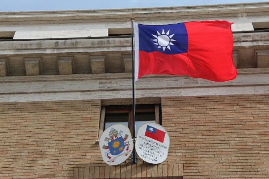 駐教廷大使館新掛之教宗方濟各牧徽及中華民國國旗徽牌，讓隨風飄揚美麗的國旗更加顯眼