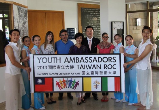 駐教廷大使館王大使豫元（右5）與「國立台灣藝術大學青年大使團」團長曾副教授照薰（右6）、全體團員、戴德中主任（左5）及漢學中心實習生合影
