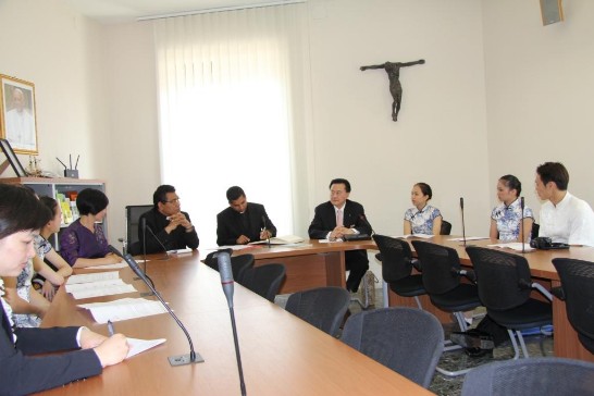 王大使豫元（右4）與「台灣藝術大學青年大使團」拜會教廷宗教對話委員會副秘書長Indunil神父（右5）及官員Marcus Solo神父（右6）
