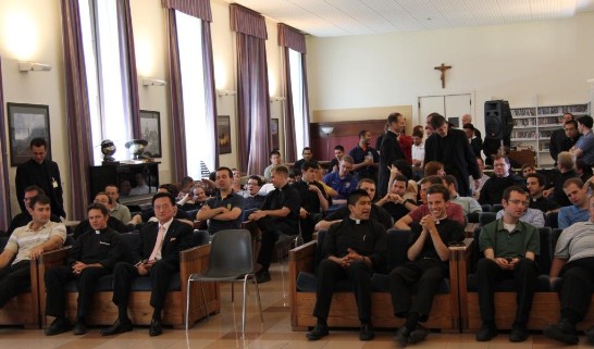 「教廷宗座北美學院」修士及神職在期末考期間仍踴躍出席觀賞「台灣藝術大學青年大使團」演出，照片中為提早入席等待演出之院生，前排左三為王大使豫元