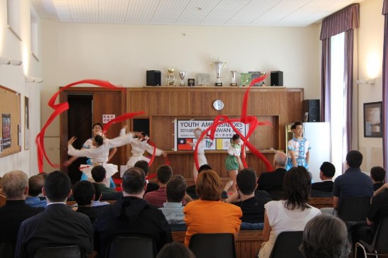 「台灣藝術大學青年大使團」在「教廷宗座北美學院」演出「廟會」舞碼