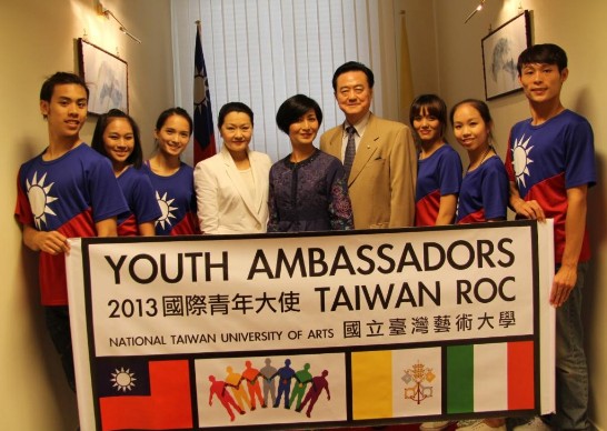 王大使豫元夫婦（右4,右6）與曾副教授照薰（右5）及青年大使團團員們在大使館合影