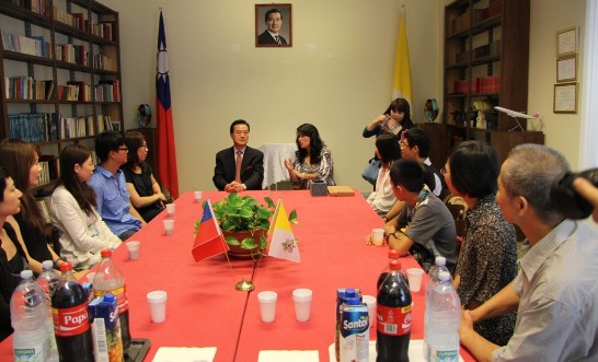 廣達文教基金會執行長徐繪珈女士（中右）向王豫元大使（中左）說明該基金會的背景及歷年成果