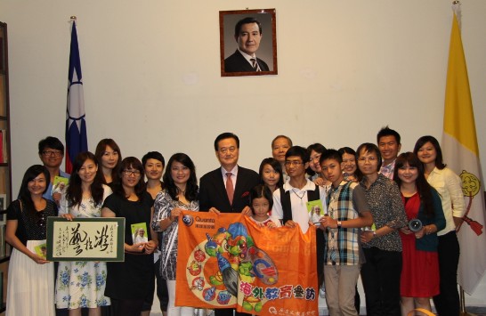王豫元大使（中）與廣達文教基金會海外教育參訪團所有成員在大使館合影