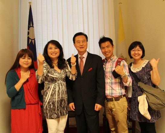 王豫元大使（中）與廣達文教基金會執行長徐繪珈女士（左二）及工作人員在大使館合影