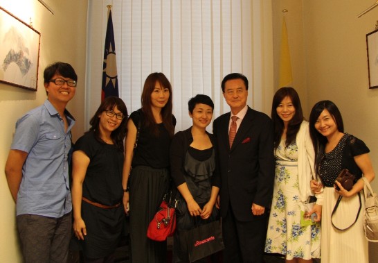 王豫元大使（右三）與獲得第四屆游藝獎「創意教學獎」的三民高中教師在大使館合影