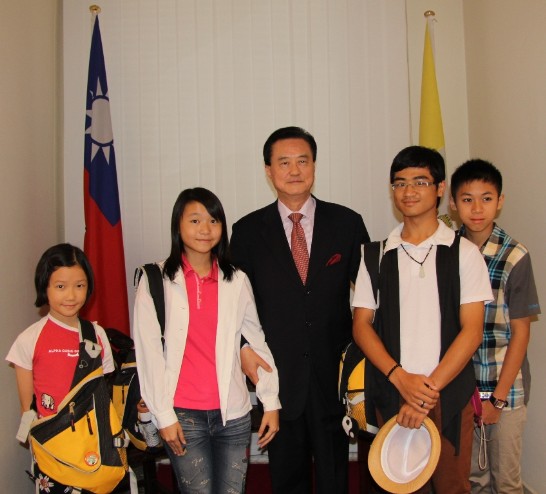 王豫元大使（中）與獲得第四屆游藝獎「導覽達人獎」的學生在大使館合影