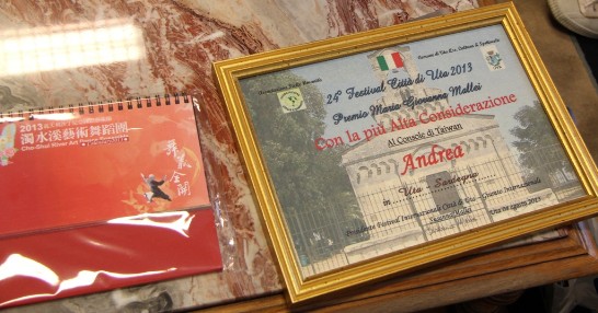 台灣濁水溪舞團及江富美舞團所組成的表演團隊在義大利薩丁尼亞島藝術節獲頒的總冠軍獎狀（右）及該團宣傳月曆（左）