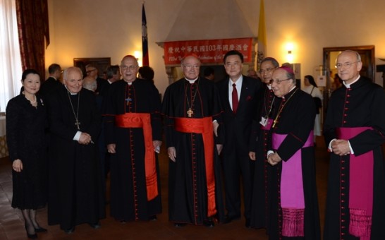 王大使夫人李琦女士（左一）、維紐樞機主教（左三）、馬丁諾樞機主教（左四）、王豫元大使（右四）、洪山川總主教（右三）主業會總監蔡浩偉總主教（右二）