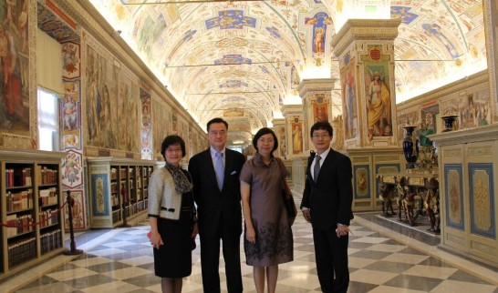 王大使豫元（左2）、曾館長淑賢（右2）、廖主任秀滿（左1）和林博士能山在梵蒂岡圖書館合影