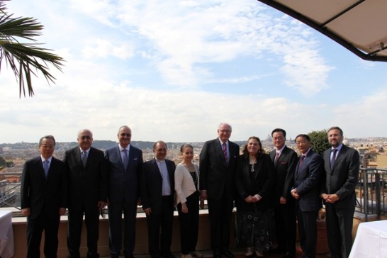 王豫元大使（右三）與出席駐梵亞洲團餐會所有大使及代辦合影