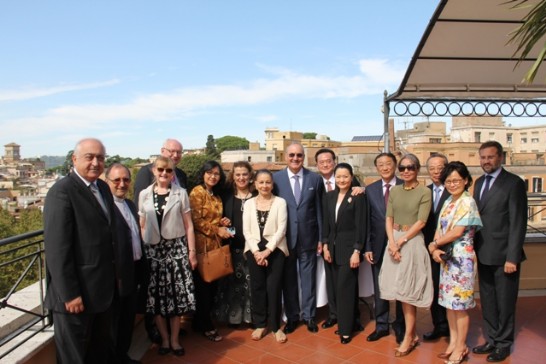 王豫元大使夫婦（右六及七）與出席駐梵亞洲團餐會所有大使及夫人們合影留念