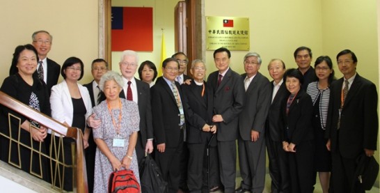 王大使(右七)與主席石連城牧師(右六)及前台南神學院院長蕭清芬牧師(右八)及世界台灣人基督教聯盟全體團員於本館館牌前合影