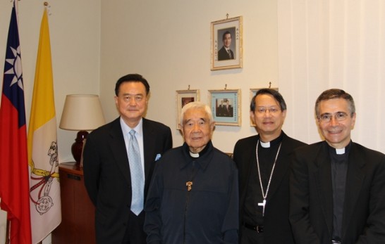 左起王豫元大使、狄剛總主教、香港教區李斌生輔理主教及Javier Canosa神父於大使館合影留念