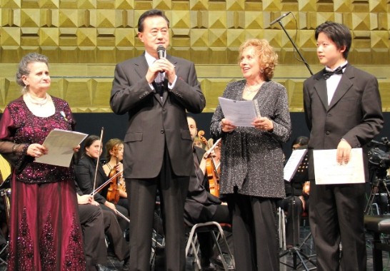王大使(左二)應邀出席「羅馬蕭邦鋼琴大賽頒獎音樂會」於頒發首獎時致詞