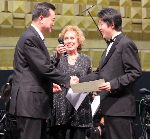王大使（左一）頒發羅馬蕭邦鋼琴大賽首獎予中國大陸籍鋼琴家晨光（右一）