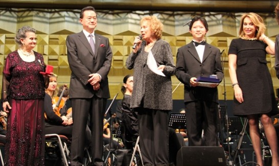 王大使(左二)應邀出席「羅馬蕭邦鋼琴大賽頒獎音樂會」，與首獎得主晨光（右二）、蕭邦文化協會主席柯德莉(Marcella Crudeli，左一)及Coumo基金會代表(右一)同台接受主持人訪問