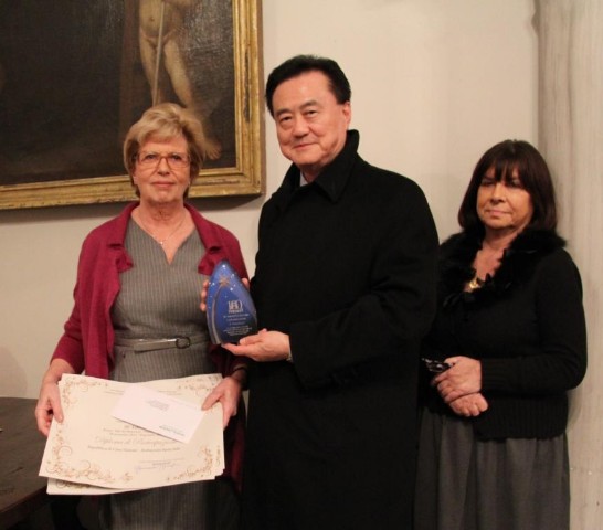 羅馬國際馬槽展主席梅納亞（左）頒發國外組第三名獎牌予王大使豫元（中）