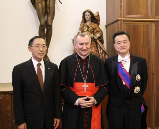 林永樂部長（左）、教廷國務院長帕洛林樞機主教（中）及王豫元大使（右）於會晤後合影