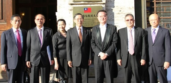 特使團於大使館前合影。前排左起張嘉政主任、王聖惠爵士、王大使夫人李琦女士、林部長、王大使、黎建球爵士、易志成副司長