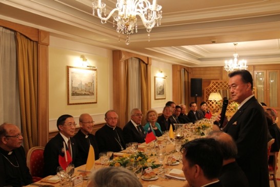 王豫元大使（右）於林部長（左二）晚宴教廷高階神職人員時引言歡迎與會貴賓