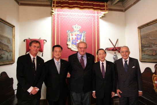 左起馬爾他騎士團財政部長H.E. János Count Esterházy de Galántha、王豫元大使、馬團元首費斯汀大教長、林部長、馬團駐梵大使Amb. Leoncini Bartoli合影留念