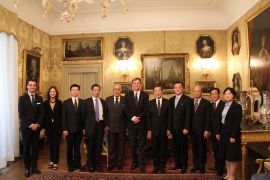 林部長（右五）拜會馬爾他騎士團財政部長H.E. János Count Esterházy de Galántha（左六），由王豫元大使（右四）及馬團駐梵大使（左五）陪同，會後雙方與會人員合影