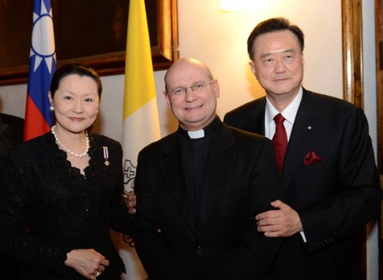 王大使夫人李琦女士（左）、國務院助理院長威爾斯蒙席（中）、王豫元大使（右）