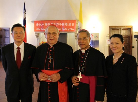 左起王豫元大使、維紐樞機主教、洪山川總主教、王大使夫人李琦女士