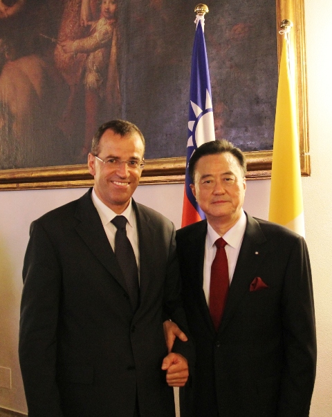 梵蒂岡城瑞士衛隊隊長 Daniel Rudolf Anrig與王豫元大使合影