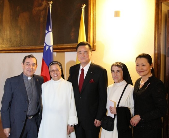 王豫元大使（中）與林大志神父（左一）、蘇嬰珠修女（左二）等及王大使夫人合影