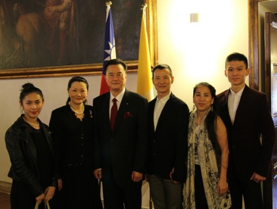 王大使夫婦（左二、左三）與當代傳奇團長林秀偉（右二）、藝術總監吳興國（右三）及團員等合影