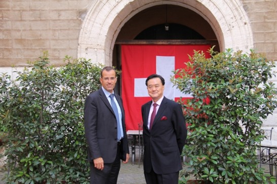王豫元大使（右）與梵蒂岡瑞士衛隊隊長 Daniel Rudolf Anrig合影