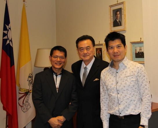 陳世賢執行長（右）和林之鼎神父（左）在駐教廷大使館與王大使豫元（中）合影
