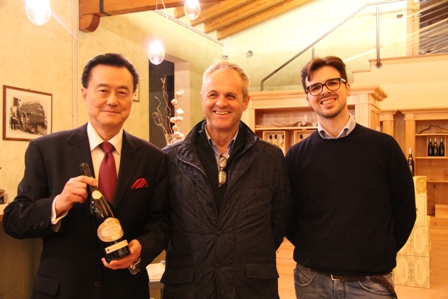 應蒙特福地市市長邀請，王大使（左一）參觀當地生產Amarone葡萄酒酒莊，並與酒莊主人（中）及其公子（右）合影。