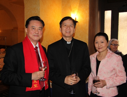 王大使豫元夫婦於餐會開始前與教廷萬民福音部秘書長韓大輝總主教(中)合影。