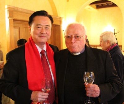 王大使豫元（左）與教廷耶穌會傳播及公共關係辦公室主任裴樂齊(Giuseppe Bellucci)合影。