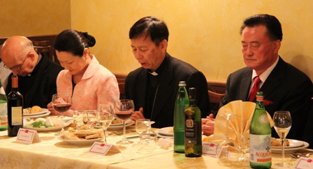 韓大輝總主教(右二)於餐前代領全體禱告。