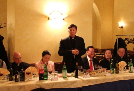 韓大輝總主教(中)應王大使(右三)邀請於餐前致詞。