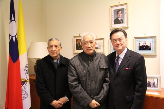 左起朱立德神父、施省三神父、王豫元大使