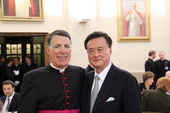王豫元大使（右）與北美學院院長（Msgr. James F. Checchio蒙席）合影