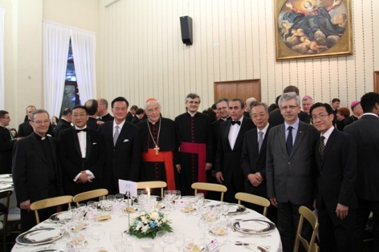 餐會前王豫元大使邀請與宴貴賓合影。