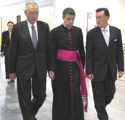 前排左起：吳副總統敦義、教廷國務院禮賓官Mons.Luigi Ginami蒙席、王豫元大使