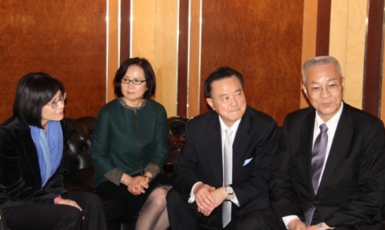 左起：外交部史次長亞平、副總統夫人蔡令怡女士、王豫元大使、吳副總統敦義