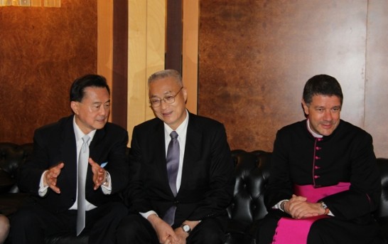 左起：王豫元大使、吳副總統敦義、教廷國務院禮賓官Mons.Luigi Ginami蒙席