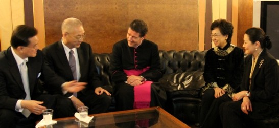 左起：王豫元大使、吳副總統敦義、教廷國務院禮賓官Mons.Luigi Ginami蒙席、江女爵士綺雯、王大使夫人李琦女士