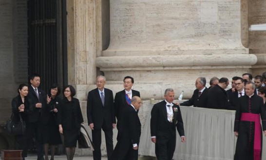 教廷國務院禮賓官引導吳副總統一行進入封聖大典會場情形。