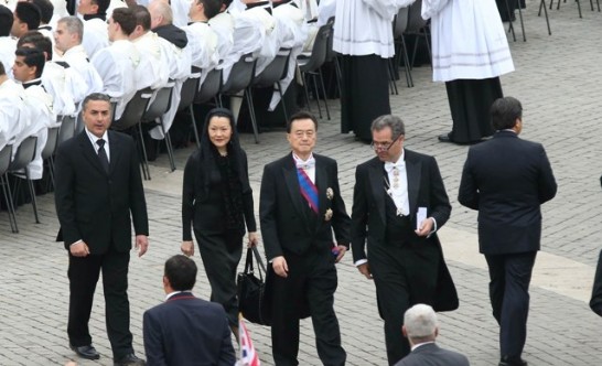 王大使夫婦在陪同副總統伉儷入座後，由禮賓官引導至使節團區就座。