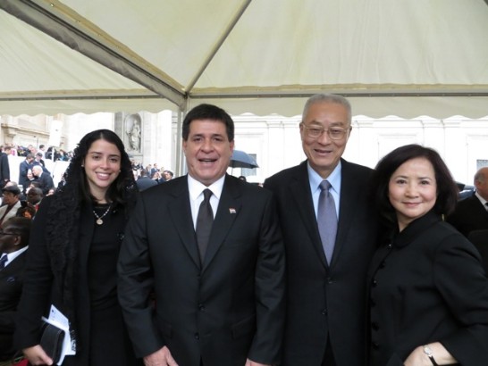 封聖大典前吳副總統伉儷與巴拉圭總統Horacio Cartes（左二）及女公子Sofía Cartes（左一）合影